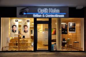 Optik Hehn Außenansicht bei Nacht mit Brillen & Contactlinsen Schild in 41169 Mönchengladbach