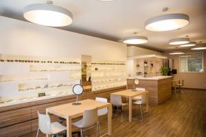 Heller Beratungsbereich mit großen Brillenwänden und Spiegeln bei Optik Hehn Mönchengladbach