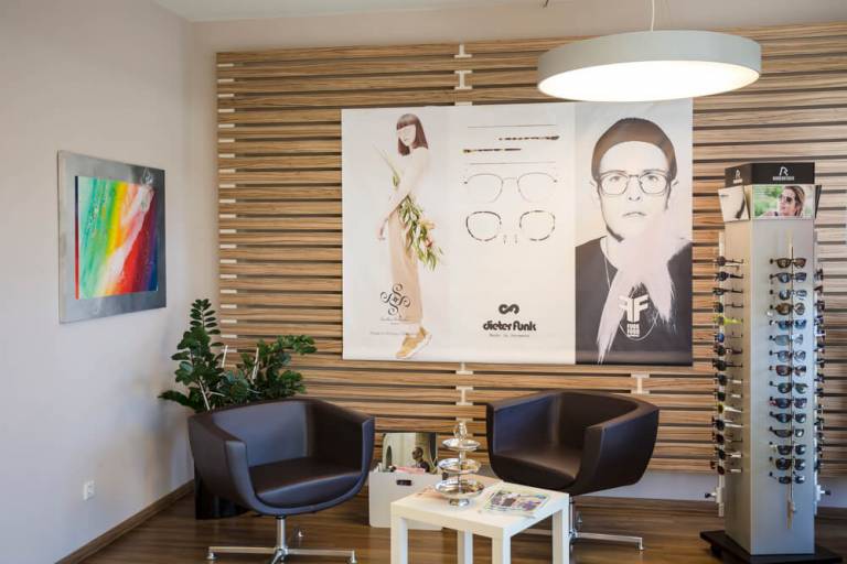Moderner Wartebereich mit Dieter Funk und Rodenstock Brillen bei Optik Hehn Mönchengladbach