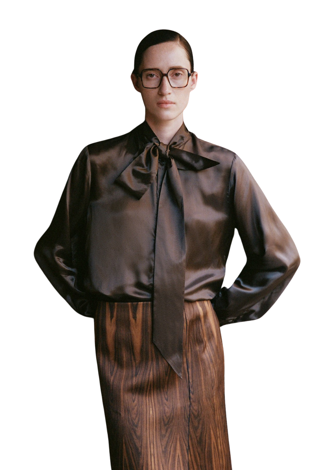 Frau mit eleganter Brille und schwarzer Schluppenbluse bei Optik Hehn Mönchengladbach